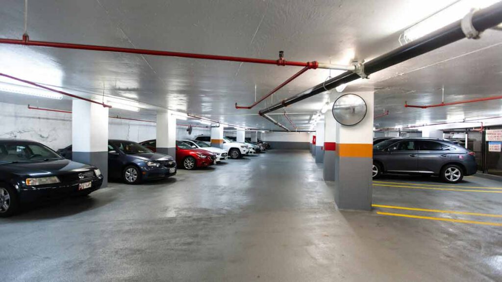 Autos in einer Tiefgarage