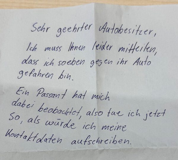 Zettel hinter der Windschutzscheibe nach einem Parkschaden