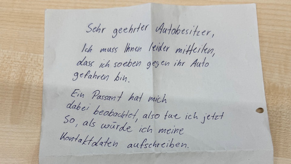 Zettel hinter der Windschutzscheibe nach einem Parkschaden